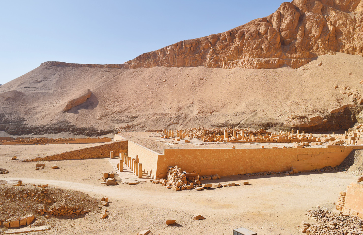 right The Mentuhotep II Temple, seen from the Temple of Hatshepsut. A large ramp, flanked by the remains of columns from the Lower Colonnade leads up to the platform of the Upper Colonnade.
