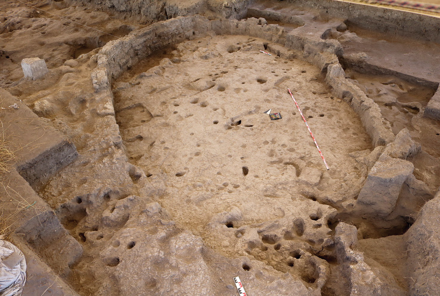 below This mud-brick building at Boncuklu is orientated north-west to south-east. In such cases, the ‘dirty’ or kitchen area always lies to the north-west (which is the top left portion of this house).