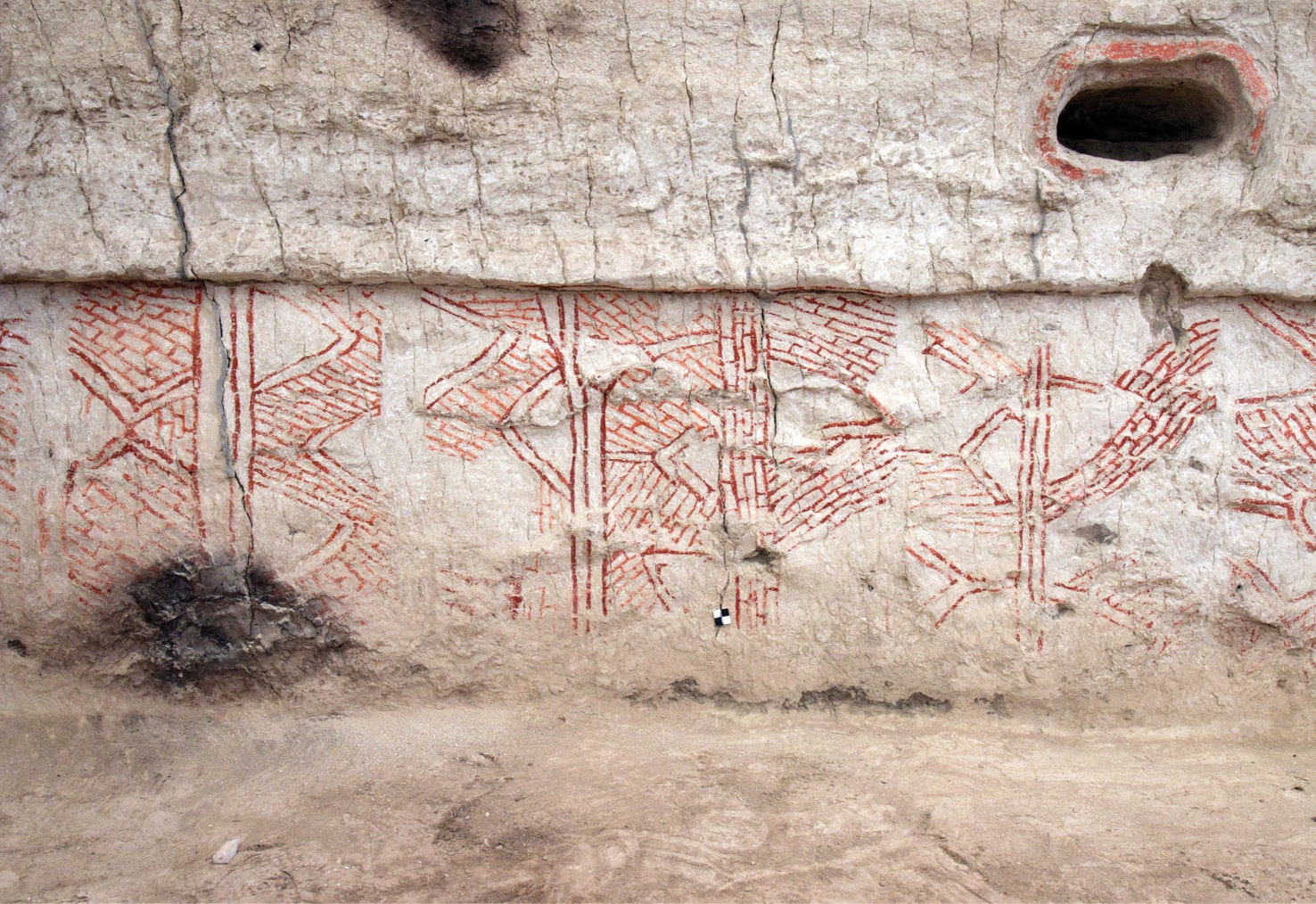right A painting on the wall of Building 80 at Çatalhöyük. This is one example of the ways that such houses could be elaborated