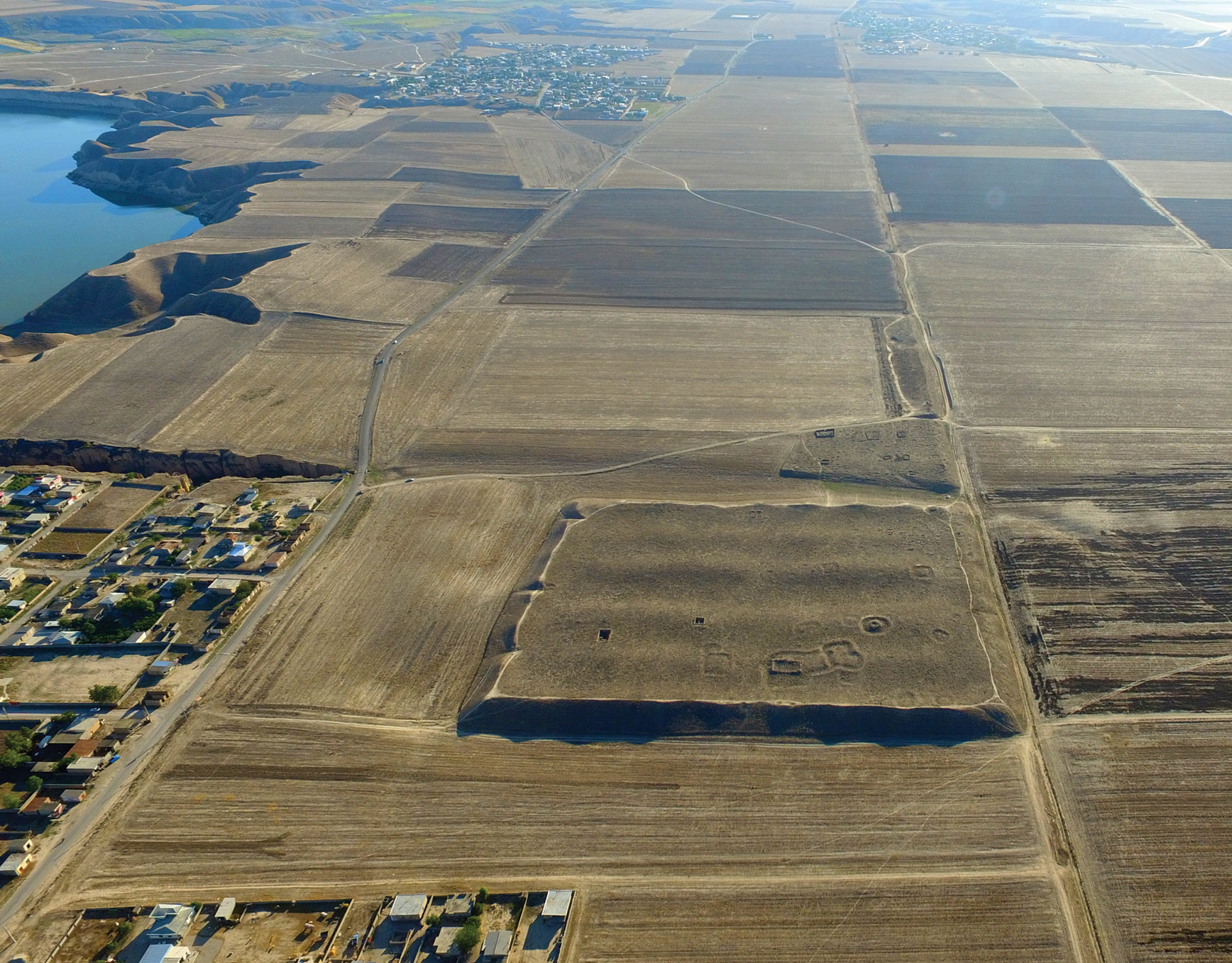 right This drone photo by Davit Naskidashvili and the joint project shows Fort 4, the largest fort on the wall. It had eight barracks, two each in a row, which are visible as oblong mounds (cut by post-Sasanian burial enclosures). The canal-lined Gorgan Wall is on the right.﻿
