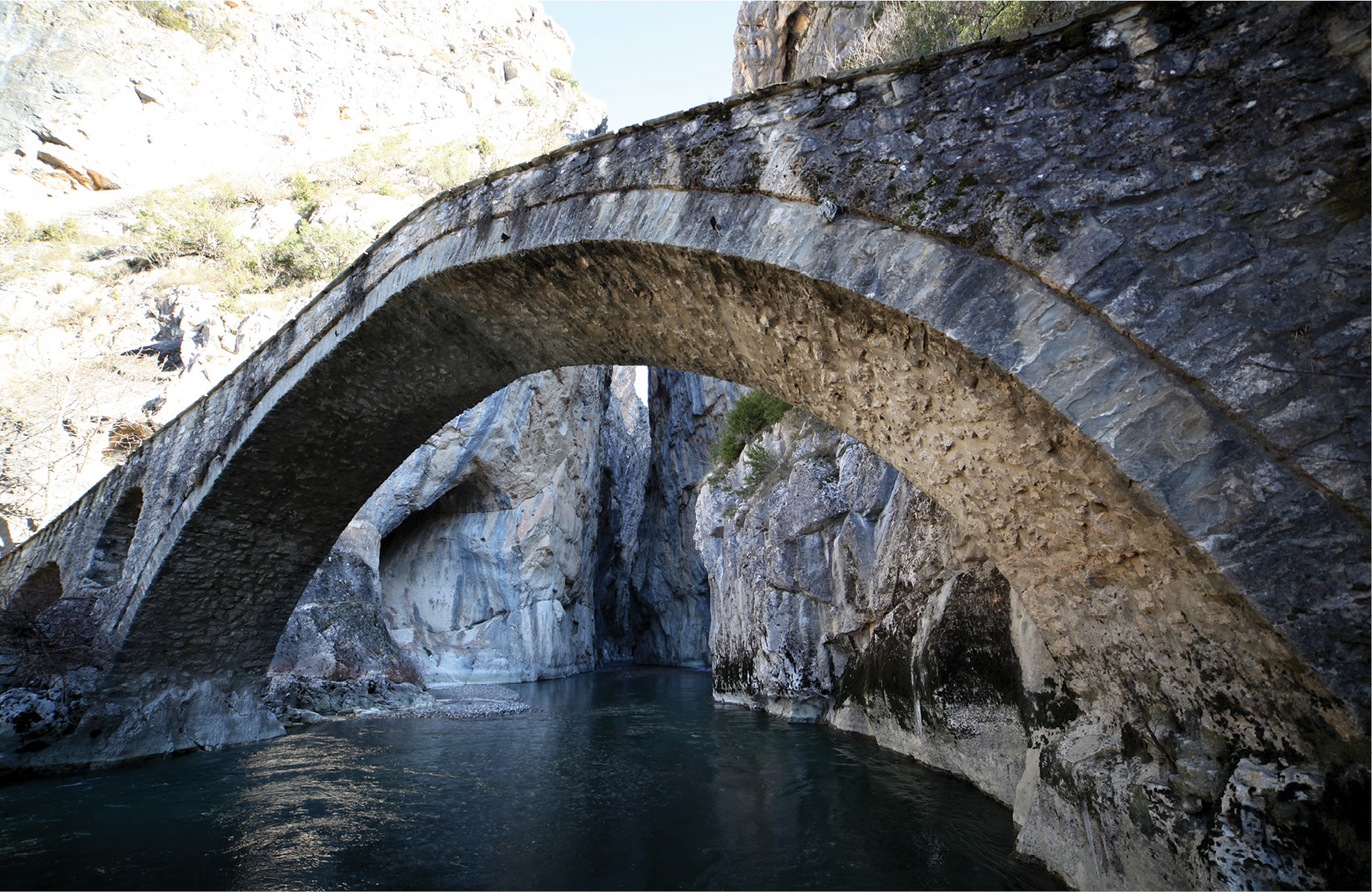 left This narrow bridge in the Portitsa gorge is a dramatic sight. It spans a tributary of the Haliakmon at the mouth of a narrow cleft in the rock.