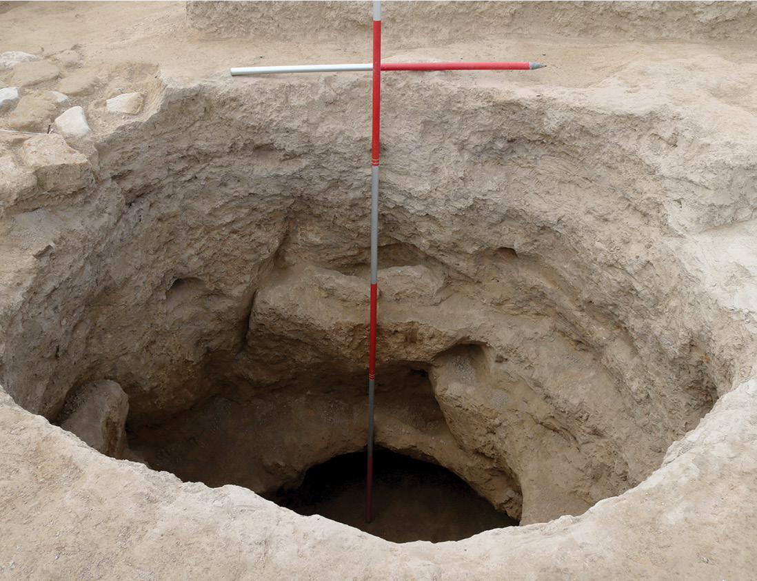 above A 2.30m-deep bell-shaped storage pit, in which grain for the garrison would have been stored. There were at least six storage pits in our trench, and perhaps up to 300 in Fort 2. above right The large storage jars in a storeroom of the Fort 2 barracks.