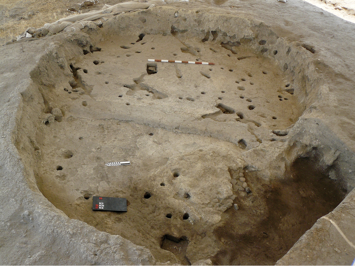 left One of the houses excavated at Boncuklu, showing the ‘clean’ (background) and ‘dirty’ (foreground) areas within.