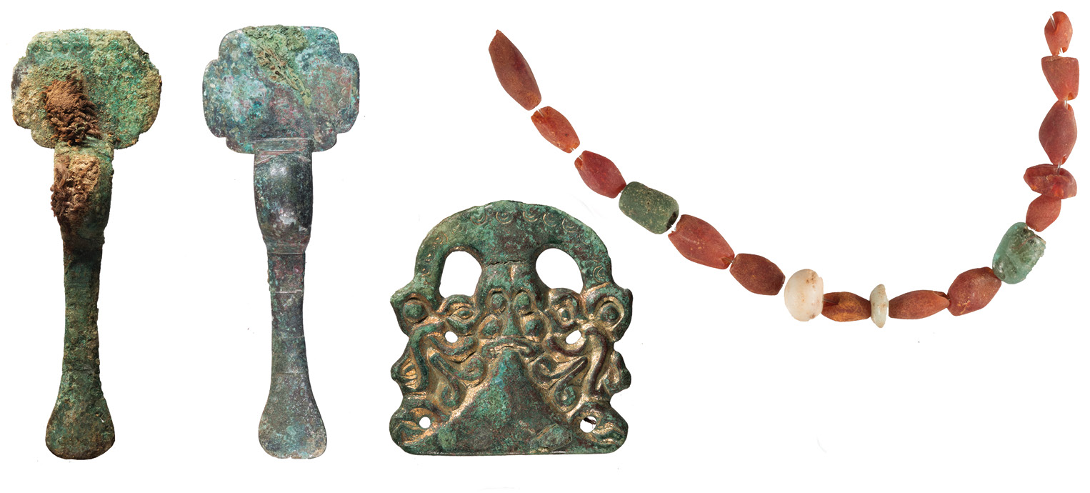 below Finds from the 6th-century Grave 21 (E22) included two small-long brooches and a plate brooch, as well as beads most of these latter finds were amber, which became popular in the 6th century.
